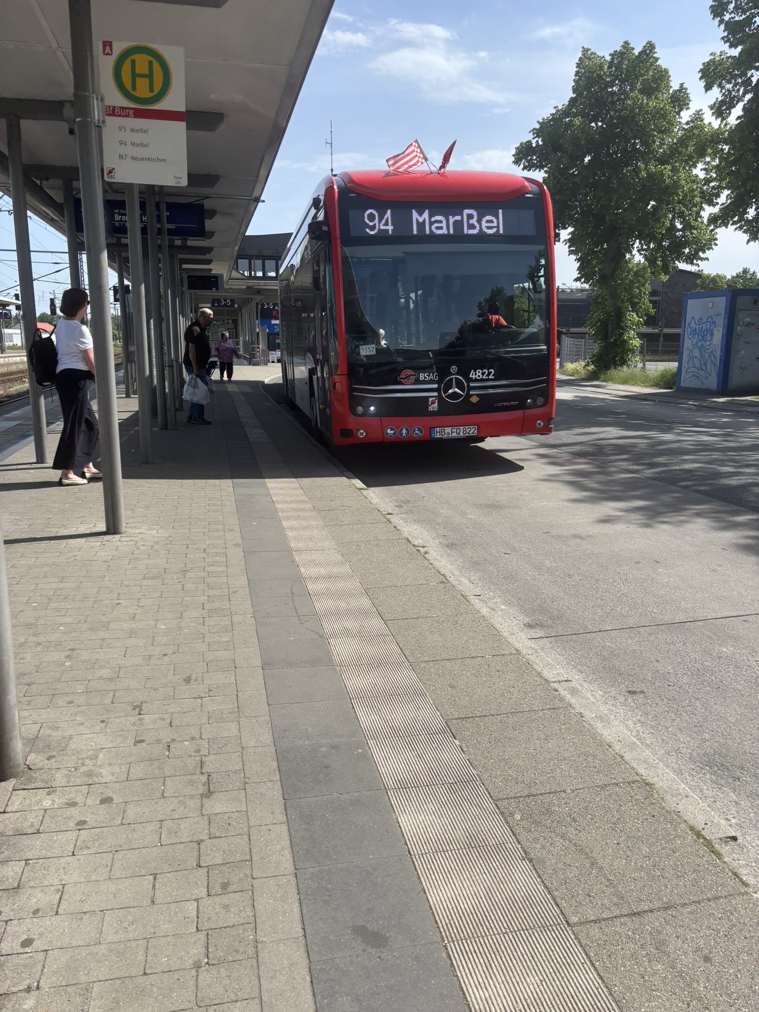 E Bus Mercedes-Benz eCitaro der Linie 94 Richtung Marßel der BSAG am Bahnhof Burg