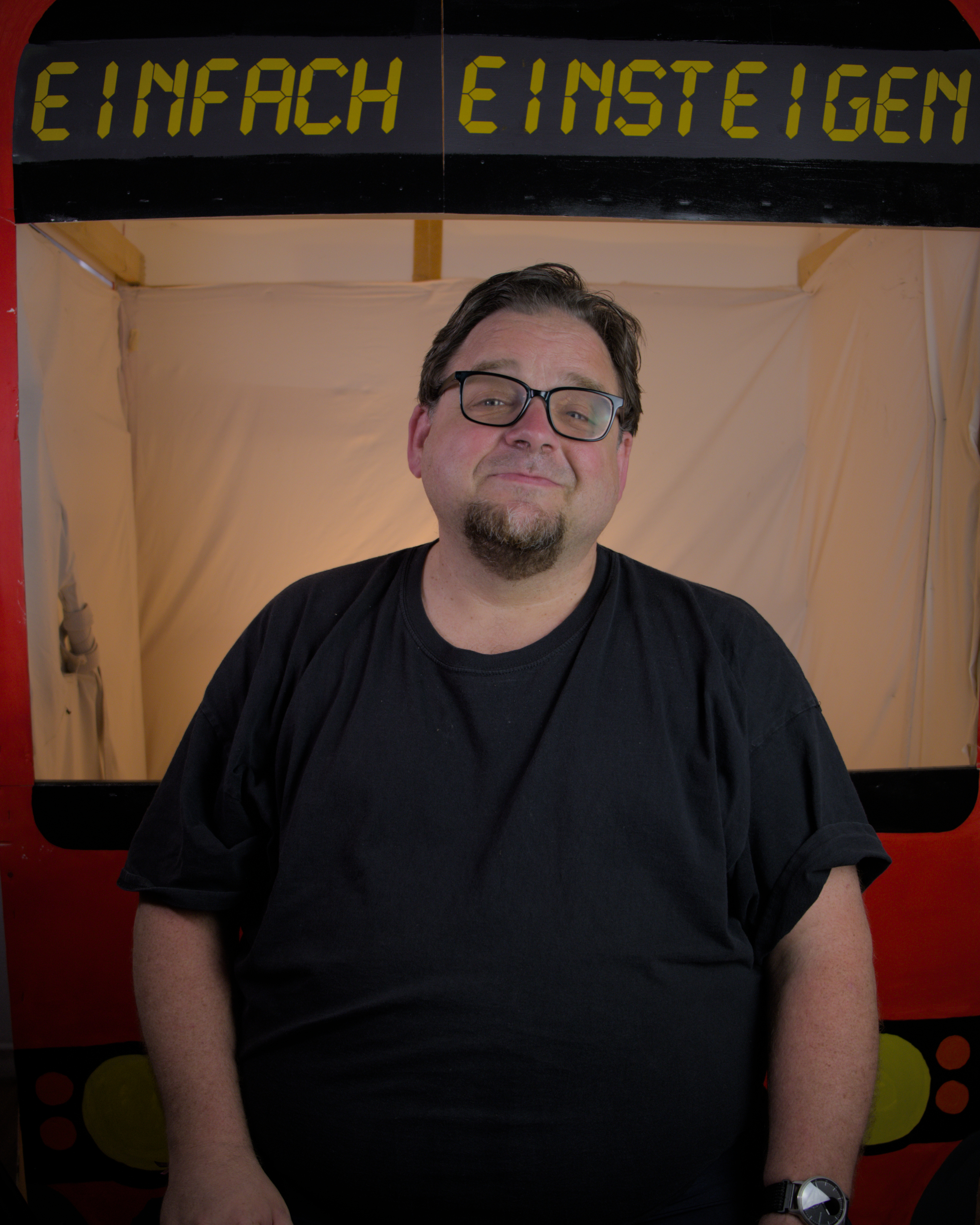 Ein Portrait von Mark Peter Wege vor der Einfach Einsteigen Straßenbahn