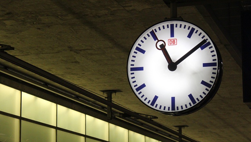 Eine Uhr der DB an der Decke eines Bahnhofs