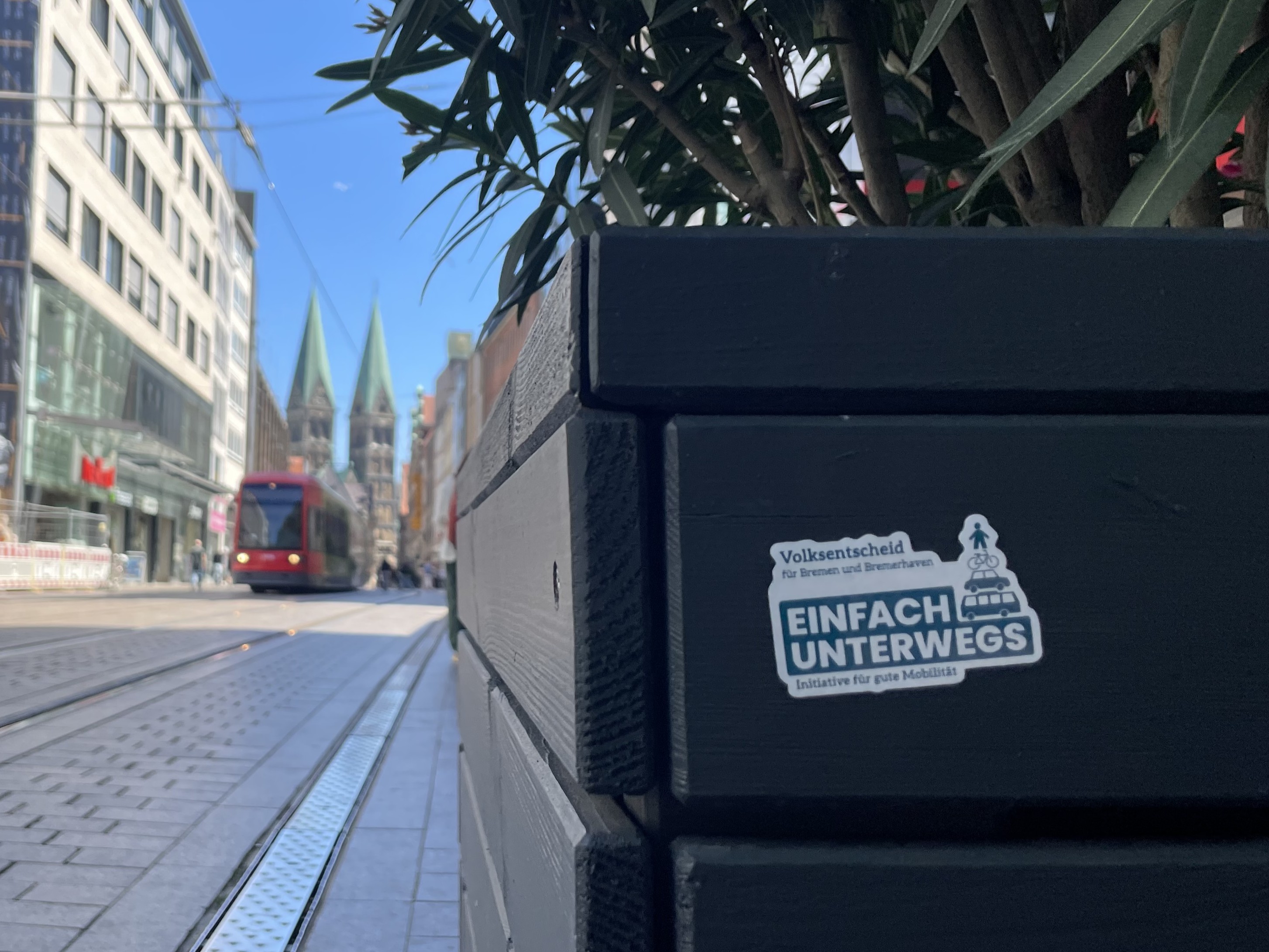 Freiwillige von Einfach Unterwegs beim Unterschriftensammeln