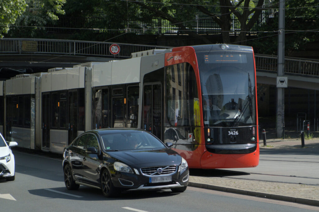 Bahn überholt Auto